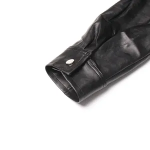 Λεπτομέρεια από το μανίκι μαύρου δέρματος PU με ασημένιο κουμπί πίεσης υψηλής ποιότητας