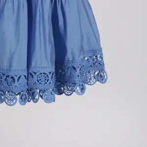Detailansicht des blauen Spitzensaums mit nautischer Anker- und Steuerrad-Stickerei