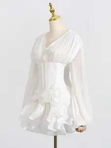 Elegante witte satijnen mini-jurk met geplooide details en 3D-bloemenaccent in de taille