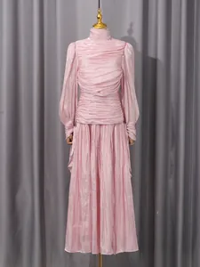 Elegante vestido largo plisado rosa de estilo francés con manga larga y brillo