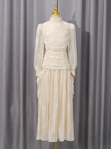Elegante vestido largo plisado francés crema con manga larga y silueta ajustada refinada