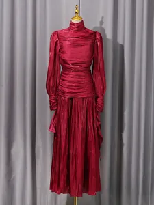 Vestido largo plisado burdeos elegante con cuello alto y manga larga