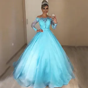Elegantes hellblaues schulterfreies Spitzen-Ballkleid mit langen Ärmeln und Schleppe.