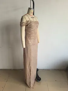 Detailansicht des champagnerfarbenen Pailletten-Abendkleids mit hohem Beinschlitz