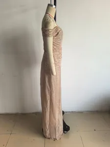 Seitenansicht Detail der Paillettenstruktur eines roségoldenen schulterfreien Partykleides