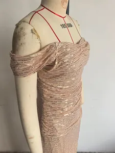 Detailansicht eines champagnerfarbenen schulterfreien Paillettenkleides auf einer Puppe
