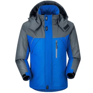 Vista frontal de chaqueta de invierno impermeable para hombre en azul y gris con capucha