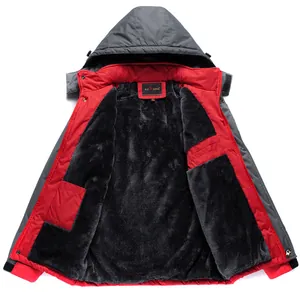 Detalle del cálido forro polar negro en el interior de una chaqueta de invierno hombre.