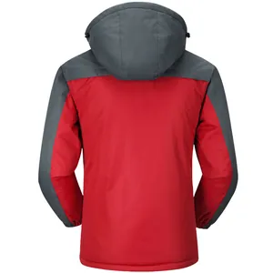 Vista trasera detallada de una chaqueta de invierno con capucha roja y gris para hombre