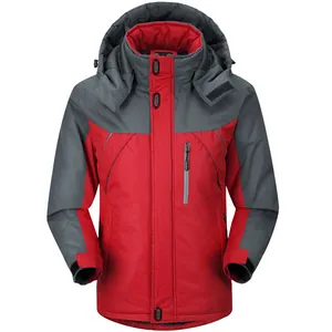 Vista frontal de la chaqueta de invierno acolchada roja y gris para hombre con capucha
