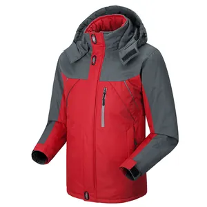 Detalle de chaqueta de invierno para hombre roja y gris con capucha y forro polar grueso
