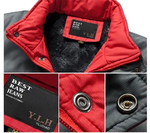 Vista detallada de la chaqueta de invierno para hombre con forro polar y botones a presión