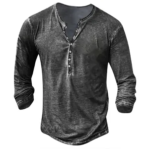 Detaillierte Textur des Herren-Henley-Langarmshirts mit Used-Look-Schneeflockenprint.