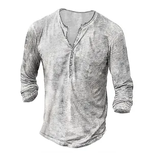 Nahaufnahme der vintage Schneeflocken-Textur auf einem grauen Henley-Langarmshirt für Herren