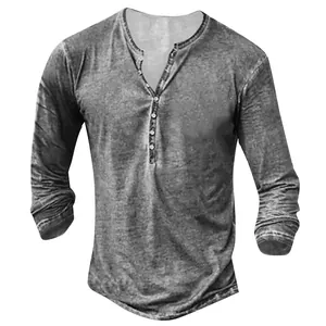 Detail der grauen Schneeflocken-Waschung auf dem langärmeligen Herren-Henley-Shirt