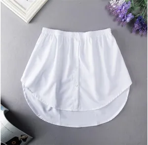 Dettaglio dell'estensione della camicia bianca con elastico in vita e bottoni