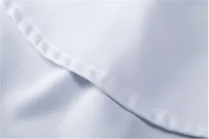Primo piano delle cuciture fini e del tessuto di cotone bianco sull'orlo staccabile.