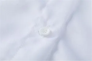 Dettaglio macro di alta qualità del tessuto bianco e bottone per accessorio finto orlo gonna