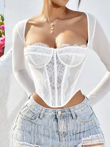 Detailansicht eines sexy weißen Spitzenkorsett-Oberteils mit durchsichtigen Netzärmeln.