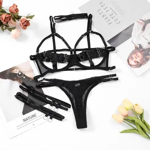 Vue détaillée d'un ensemble de lingerie sexy noir 4 pièces avec sangles et anneaux