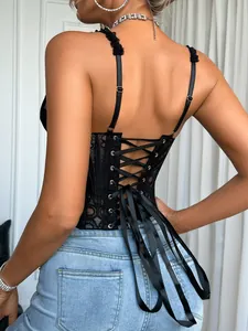 Vista dettagliata dell'elegante design stringato sul retro di un corsetto di pizzo
