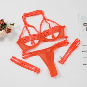 Vue détaillée de l'ensemble de lingerie 4 pièces orange fluo à lanières.