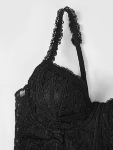 Dettaglio del pizzo nero e del ferretto di un corsetto vintage in stile francese