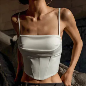 Vista dettagliata di un elegante corsetto in raso bianco con raffinata struttura a stecche