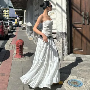 Ensemble deux pièces blanc de style français avec bustier et jupe longue à volants en ville
