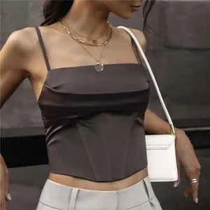 Primo piano di un sexy top a corsetto in raso marrone con eleganti spalline sottili.