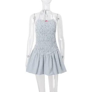 Mini abito a righe blu e bianche con scollo all'americana e punto smock.