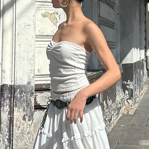 Vue détaillée d'un ensemble haut bustier blanc de style français et jupe à étages