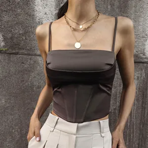 Primo piano del top a corsetto in raso marrone con stecche e spalline sottili