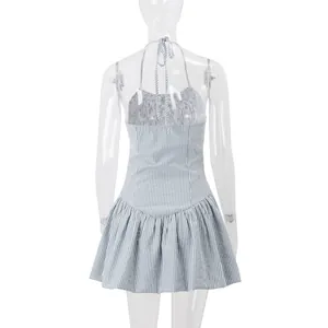 Vista posteriore di un vestito a righe blu con scollo all'americana e fiocco