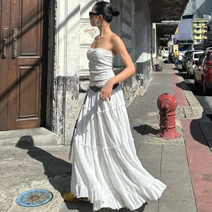 Élégant ensemble deux pièces blanc de style français avec bustier et jupe longue.