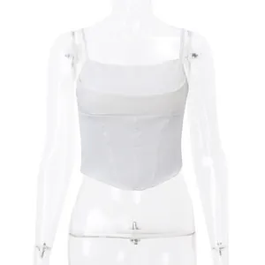 Elegante top a corsetto in raso bianco con stecche strutturali e spalline sottili