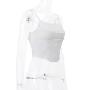 Vista laterale dettagliata di un top a corsetto in raso bianco con struttura a stecche