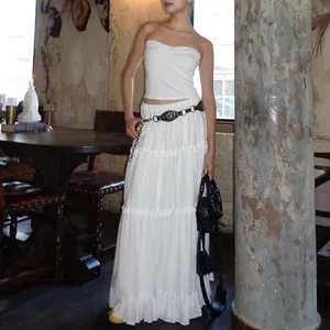 Vue détaillée d'un ensemble deux pièces style français avec haut bandeau et jupe longue