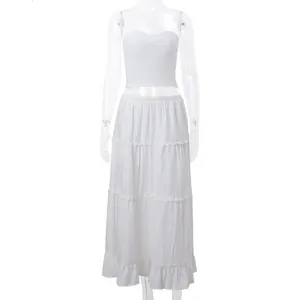 Ensemble deux pièces blanc avec haut bustier et jupe longue à volants
