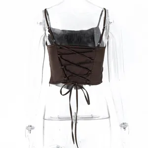 Vista dettagliata posteriore di un corsetto in raso marrone con lacci regolabili