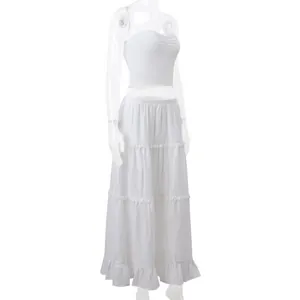 Vue détaillée d'un ensemble blanc deux pièces avec crop top et jupe longue à volants