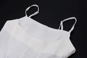 Dettaglio di un top sottoveste in raso bianco con spalline sottili regolabili