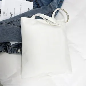 Vue détaillée d'un sac cabas en toile blanche minimaliste pour femmes et usage quotidien