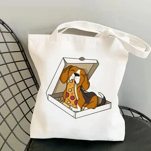 Detail van de schattige cartoon beagle hond die pizza eet op de witte canvas draagtas