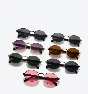 Vista detallada de gafas de sol coloridas con montura de metal ovalada y varias opciones