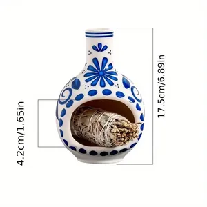 Detalle del quemador de incienso de cerámica azul y blanca con altura de 17,5 cm