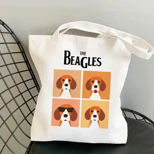 Gedetailleerd beeld van een witte canvas draagtas met schattige The Beagles hondenprint