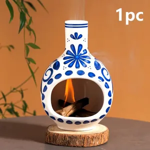 Detalle de quemador de Palo Santo de cerámica azul y blanca sobre base de madera