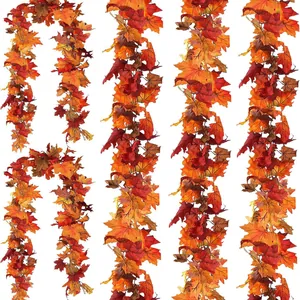 Vier herfst esdoornblad slingers van 1,8 m verticaal getoond op een witte achtergrond