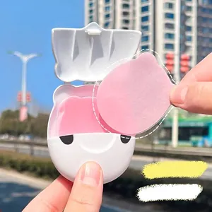 Boîte de papier savon portable en forme de panda avec feuilles de nettoyage roses pour voyage.